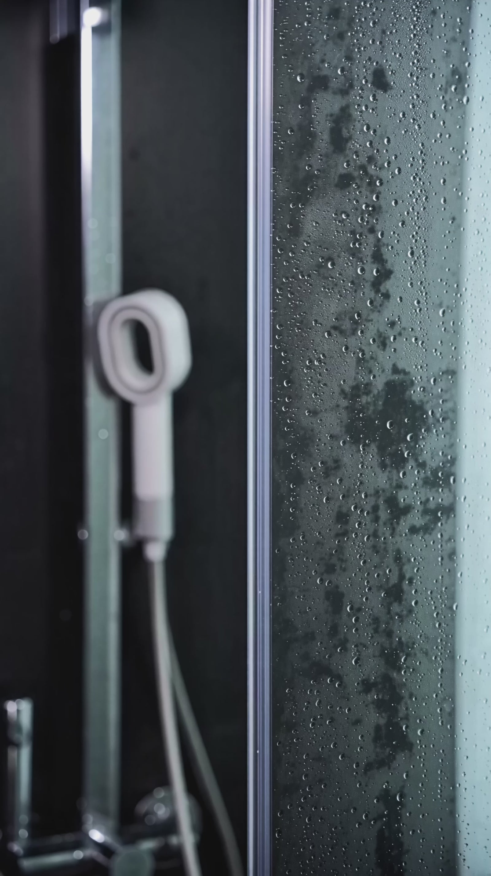 Pommeau de douche filtrant Purova installé dans une douche